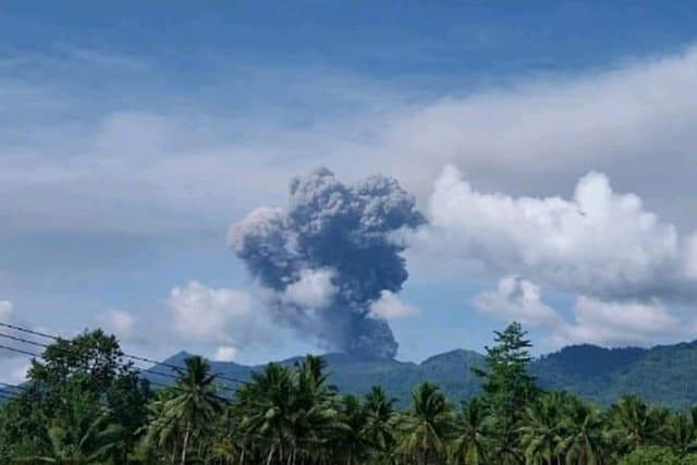 Gunung Dukono di Maluku Utara Meletus Hari Ini, Semburkan Abu Vulkanik 4.300 Meter