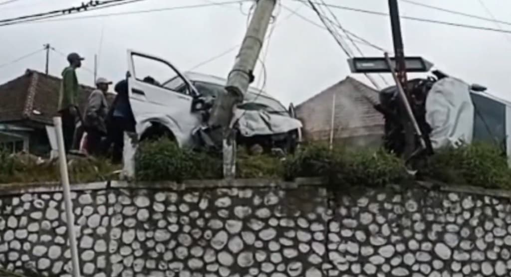 Kecelakaan Beruntun Minibus Rombongan Turis Singapura di Jalur Bromo, 11 Luka-Luka