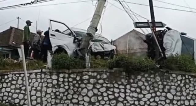 Kecelakaan Beruntun Minibus Rombongan Turis Singapura di Jalur Bromo, 11 Luka-Luka