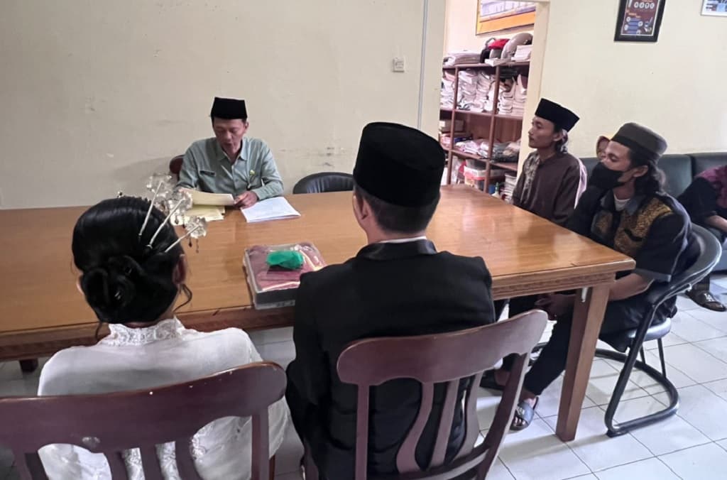 Dikawal Ketat Petugas, Tersangka Narkoba Nikahi Kekasih di Polres Salatiga