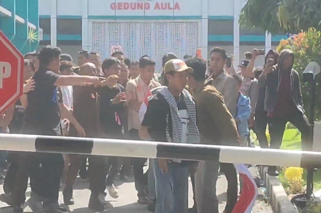 Demo Korupsi Jembatan Cirauci di Kejati Sultra Ricuh, Sejumlah Orang Diamankan