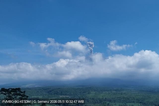 Gunung Semeru Meletus Siang Ini, Muntahkan Kolom Abu Setinggi 1.200 Meter
