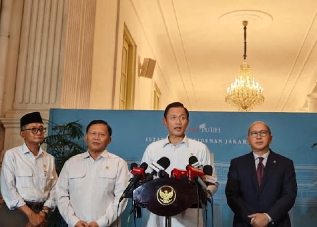 AHY Lapor Progres Proyek Giant Sea Wall hingga Jaringan Kereta Api ke Prabowo