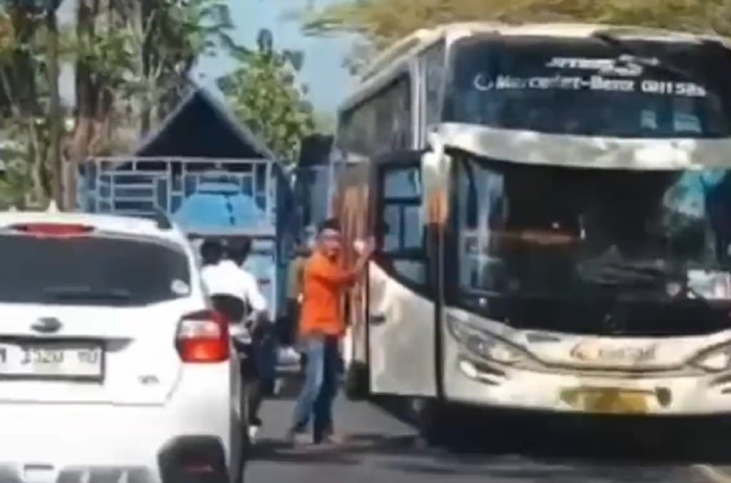 Kecelakaan di Bangkalan, Pikap Senggol Bus Rombongan Calon Haji di Bangkalan Kecelakaan di Bangkalan, Pikap Senggol Bus Rombongan Calon Haji di Bangkalan