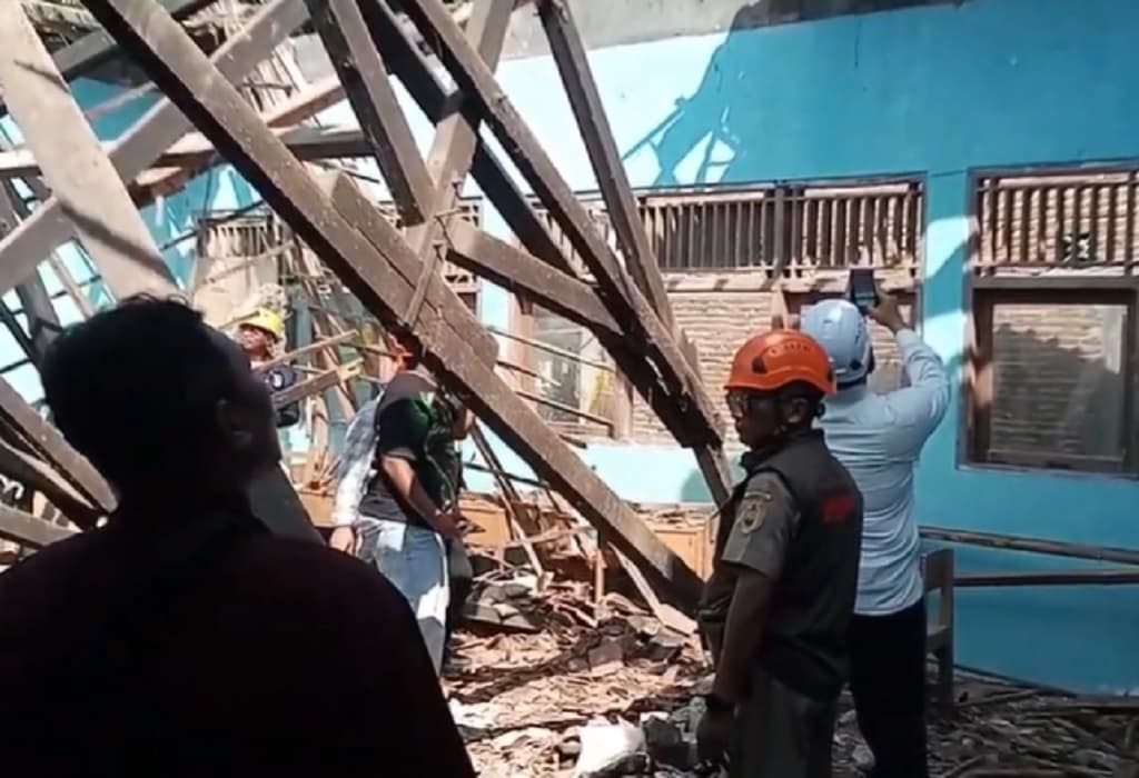 Polisi Selidiki Penyebab Ambruknya Atap Kelas MTs di Sragen, Diduga Ada Kelalaian Polisi Selidiki Penyebab Ambruknya Atap Kelas MTs di Sragen, Diduga Ada Kelalaian