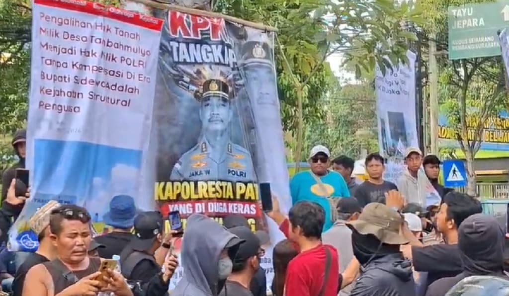 Warga Demo Polresta Pati, Desak Kapolresta Dicopot Buntut Kasus Kiai Cabul