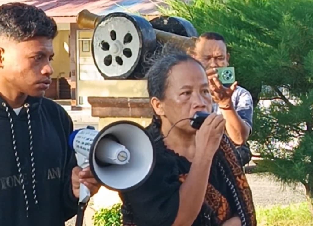 Kecewa Vonis 10 Tahun, Keluarga Siswi SMP yang Dibunuh Kakak Kelas Duduki Polres Sikka