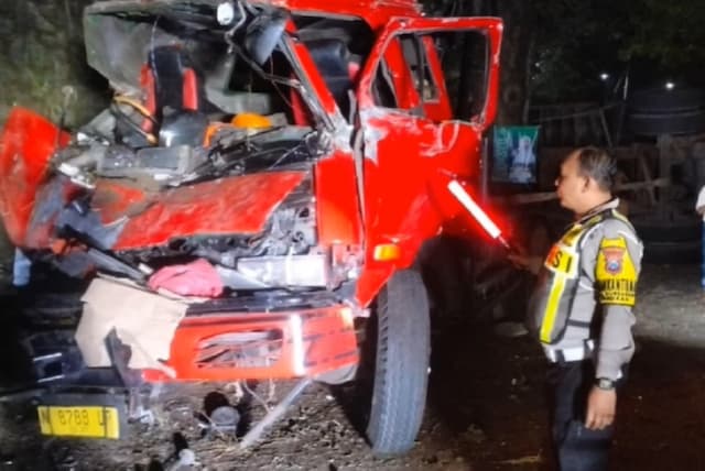 Kecelakaan Maut Truk Kontainer Tabrak Pohon di Pasuruan, Sopir dan Kernet Tewas