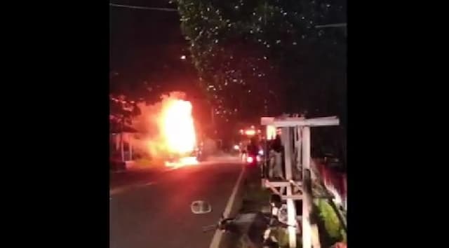 Bus di Jember Hangus Terbakar Saat Melintas di Jalan Arwana