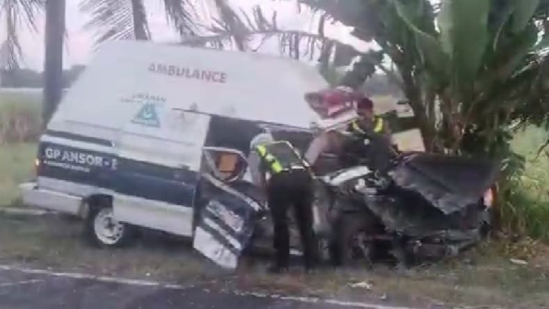 Ambulans GP Ansor Ringsek Tabrakan dengan Truk di Purworejo, 1 Orang Tewas 2 Luka
