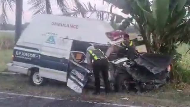Ambulans GP Ansor Ringsek Tabrakan dengan Truk di Purworejo, 1 Orang Tewas 2 Luka