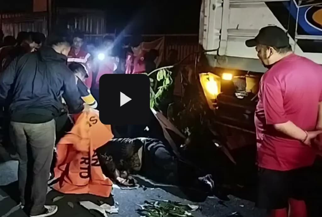 Kecelakaan Maut di Mojokerto, Pemotor Tewas Tabrak Truk Parkir gegara Asyik Main HP