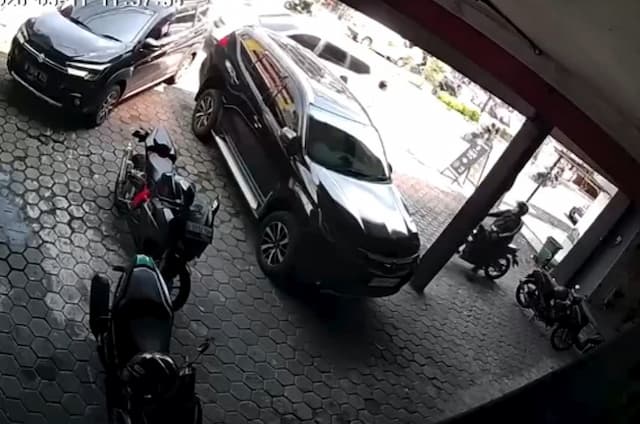 2 Perampok Gasak Uang Rp100 Juta dari Dalam Mobil yang Bannya Kempes di Bekasi