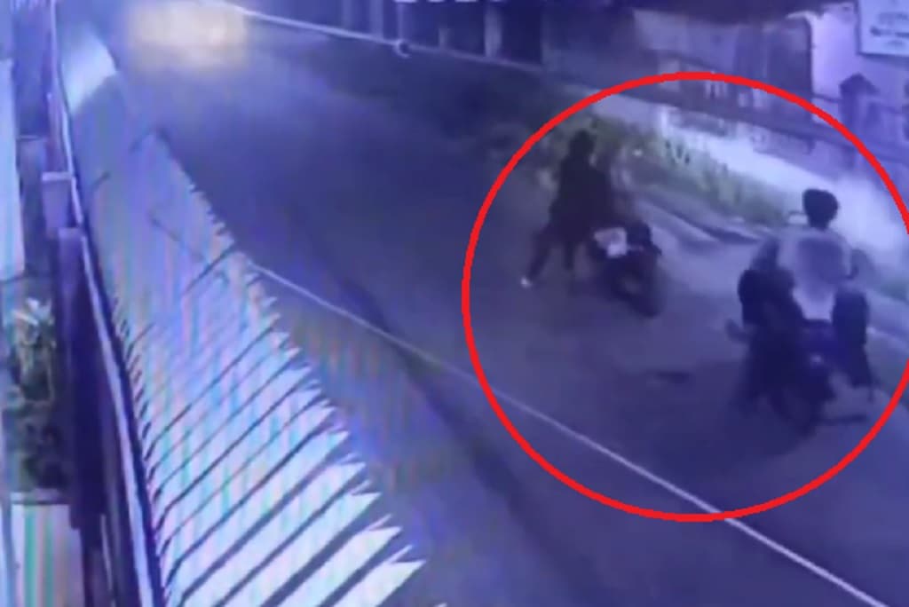 Sadis! 3 Pelaku Begal Rampas Motor Ibu Pedagang Sayur di Karawang, Korban Ditendang