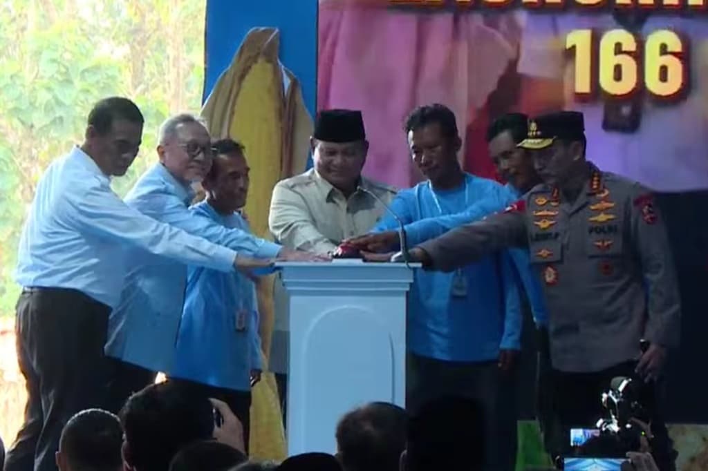 Prabowo Resmikan Groundbreaking 10 Gudang Pangan Polri hingga Panen Raya Jagung di Tuban
