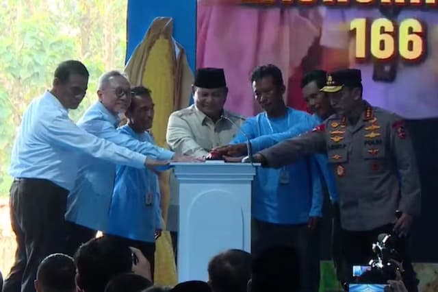Prabowo Resmikan Groundbreaking 10 Gudang Pangan Polri hingga Panen Raya Jagung di Tuban