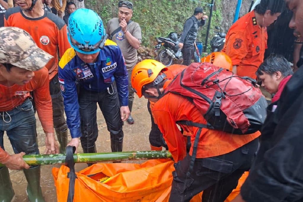 2 Wisatawan asal Karawang Tewas Tertimbun Longsor di Curug Cileat Subang