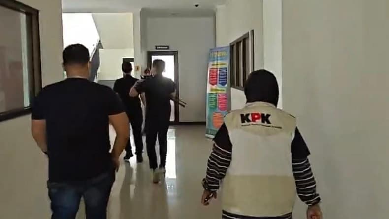 Dikawal Ketat Polisi, KPK Geledah Dinkes Ponorogo Pengembangan Kasus OTT Mantan Bupati