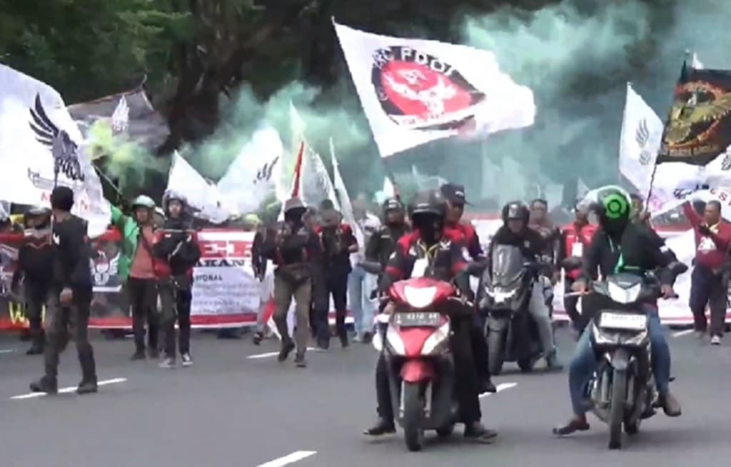 Surabaya Lumpuh! Ribuan Driver Ojol Demo Tuntut UU Transportasi Online Disahkan
