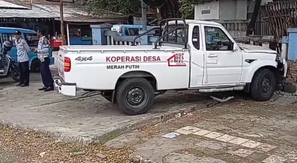 Mobil KDMP Tabrak Angkot di Karawang gegara Sopir Ngantuk, Sejumlah Orang Luka