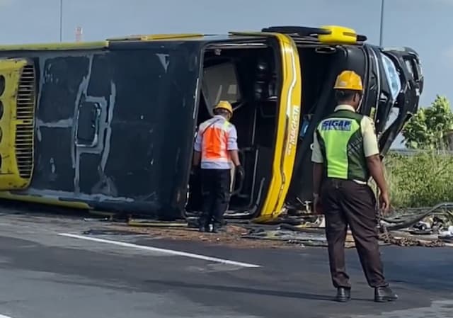 Kronologi Bus Sudiro Tungga Jaya Terbalik di Tol Jombang, 10 Orang Luka-Luka Kronologi Bus Sudiro Tungga Jaya Terbalik di Tol Jombang, 10 Orang Luka-Luka
