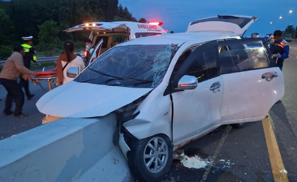 Kecelakaan Maut Avanza Tabrak Pembatas Jalan di Tol Pekanbaru, 2 Tewas 7 Luka