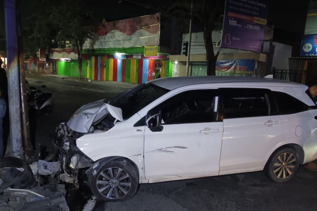 Kecelakaan Mobil Dikendarai Pelajar Tabrak 2 Motor di Jombang, 1 Orang Terluka