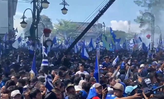 Bandung Biru Total! Puluhan Ribu Bobotoh Padati Asia Afrika Sambut Trofi Juara Persib