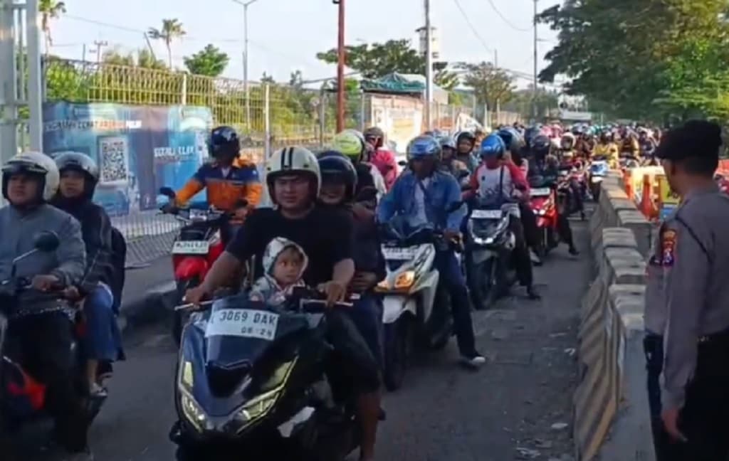 Tradisi Toron Idul Adha, Ribuan Warga Madura Padati Jembatan Suramadu Surabaya Tradisi Toron Idul Adha, Ribuan Warga Madura Padati Jembatan Suramadu Surabaya