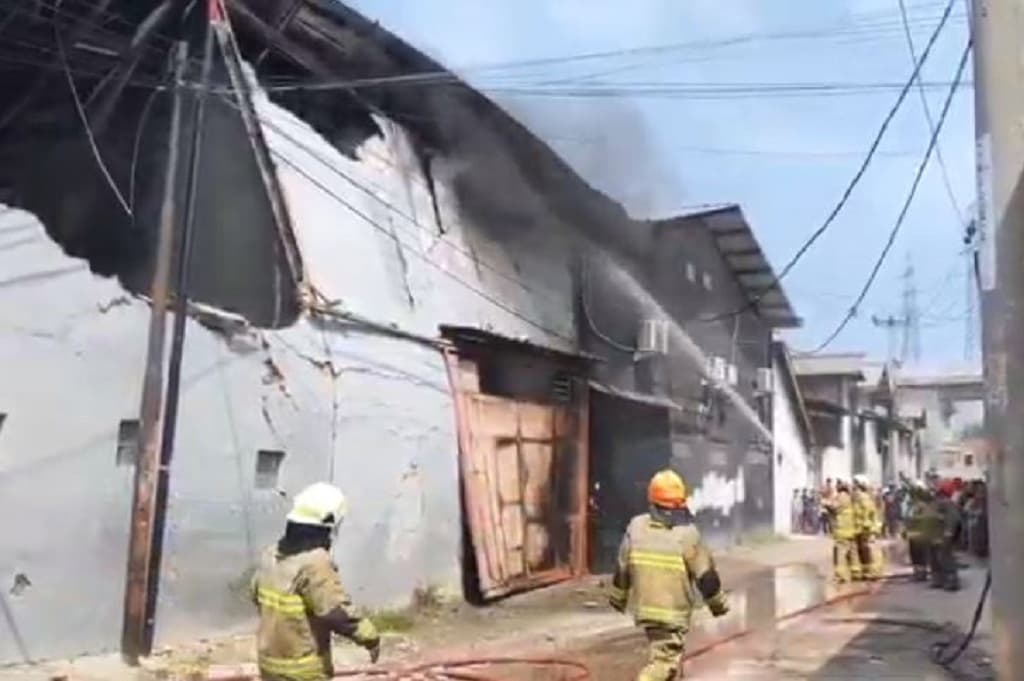 Kebakaran Gudang Pabrik Sol Sepatu di Bandung, Api Diduga akibat Korsleting Listrik