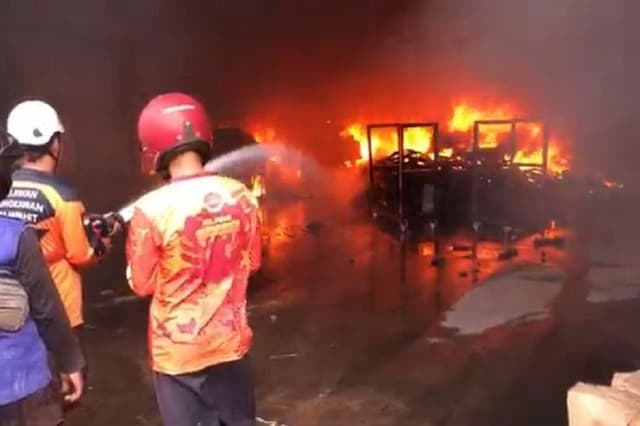 Kebakaran Hebat Pabrik Ban Bekas di Mojokerto, Asap Hitam Membubung Tinggi