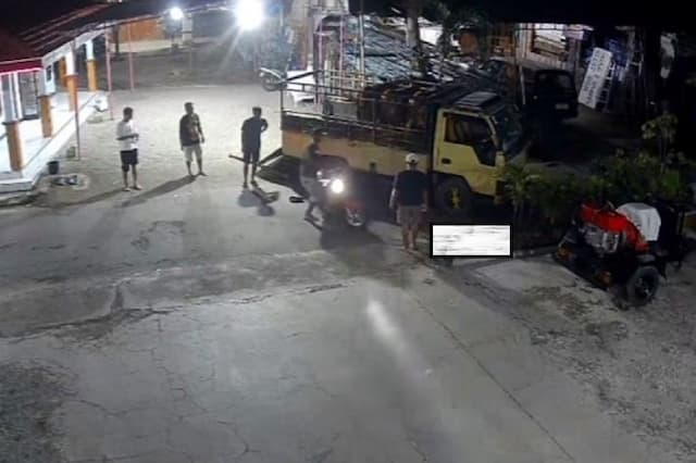 Terekam CCTV! Kecelakaan Motor Tabrak Truk Pengangkut Sapi Kurban di Ponorogo