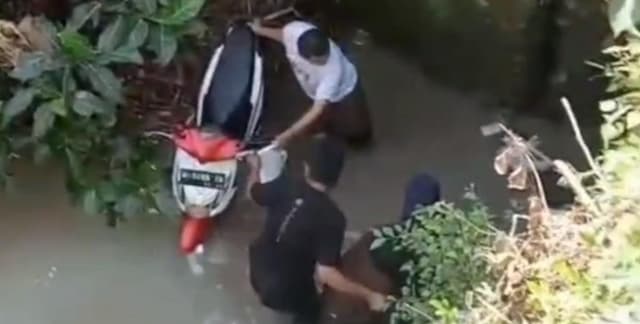 Kecelakaan di Jember, Motor Ditumpangi 2 Perempuan dan Balita Terjun ke Sungai