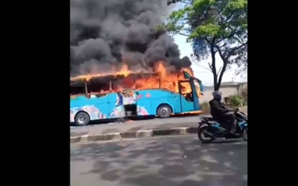 Bus Coyo Terbakar Hebat di Pantura Cirebon, Penumpang Panik Berhamburan