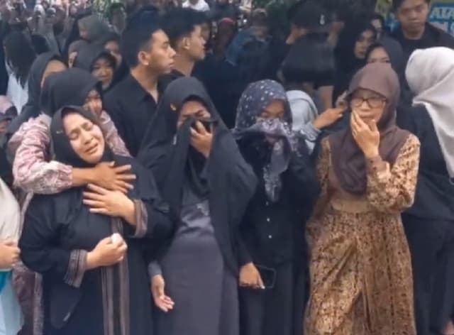 Satu Keluarga Tewas saat Glamping di Temanggung Dimakamkan Berdampingan