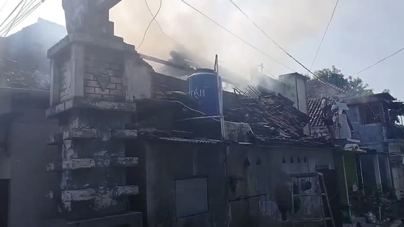 Gegara Cas HP di Atas Kasur, Rumah di Mojokerto Hangus Terbakar