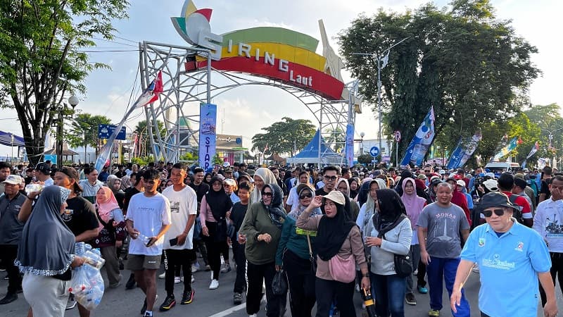 Fun Walk HUT ke-76 Kotabaru: Ribuan Warga Ikuti Jalan Sehat dan Tukar Sampah Plastik dengan Sembako