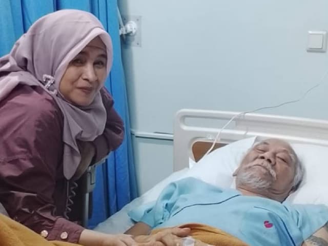 Tio Pakusadewo Terbaring di Rumah Sakit Berjuang Sembuh dari Penyakit, Ini Fotonya! Tio Pakusadewo Terbaring di Rumah Sakit Berjuang Sembuh dari Penyakit, Ini Fotonya!