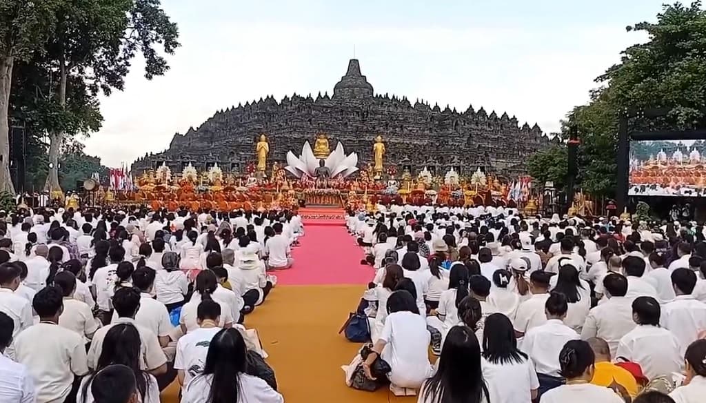 Khidmat, Ribuan Umat Buddha Ikuti Detik-Detik Waisak di Candi Borobudur