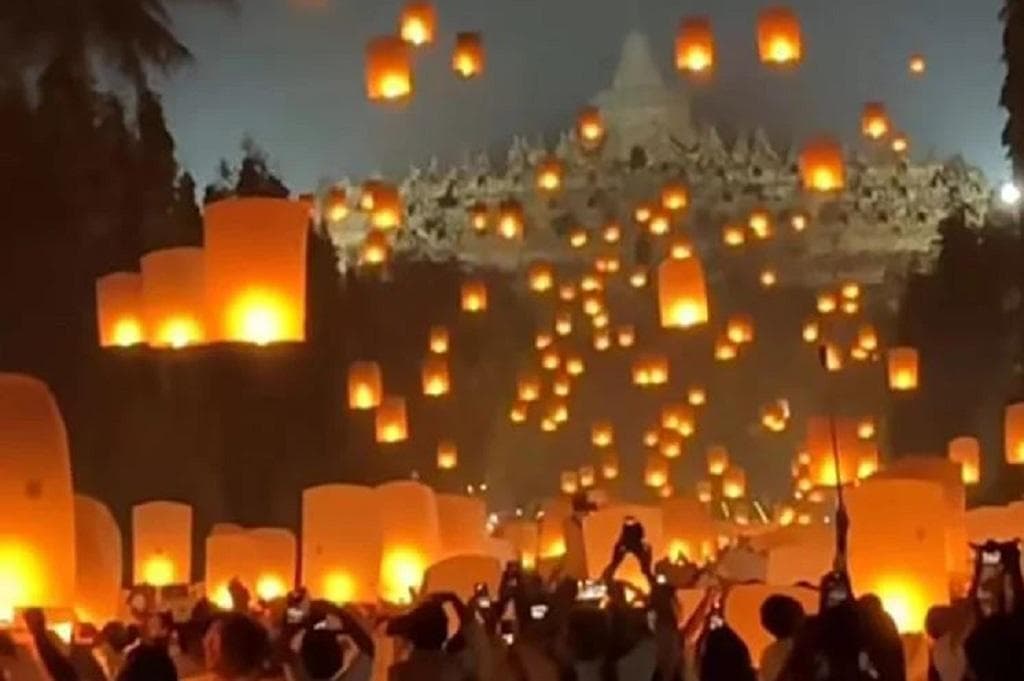 Momen Sakral Puncak Waisak, Ribuan Lampion Diterbangkan di Candi Borobudur