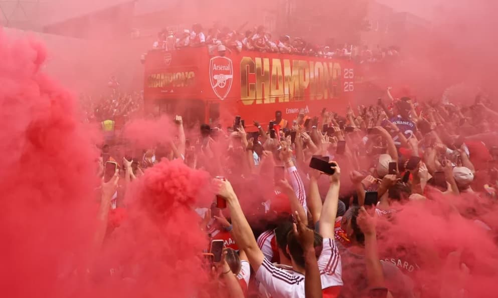 Parade Juara Arsenal Ricuh: 75 Fans Dievakuasi, 16 Ditangkap, Satu Orang Ditusuk