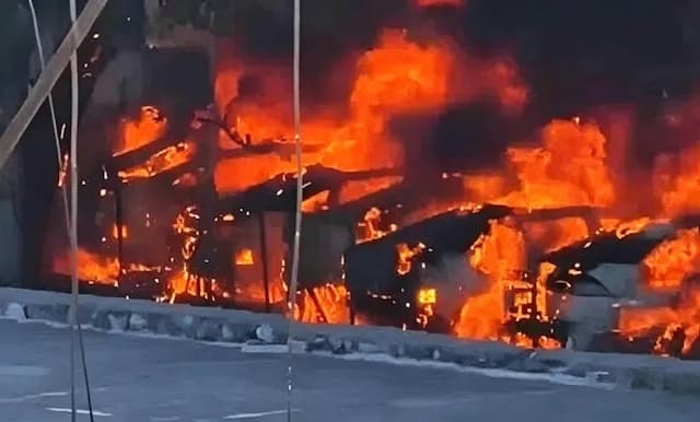 20 Mobil Listrik Geely Ludes Terbakar di Tempat Parkir akibat Serbuk Kayu 20 Mobil Listrik Geely Ludes Terbakar di Tempat Parkir akibat Serbuk Kayu