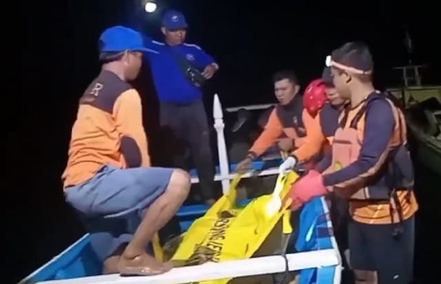 Susul Sang Kakak, Jasad Rivky Korban Tenggelam di Pantai Payangan Jember Ditemukan