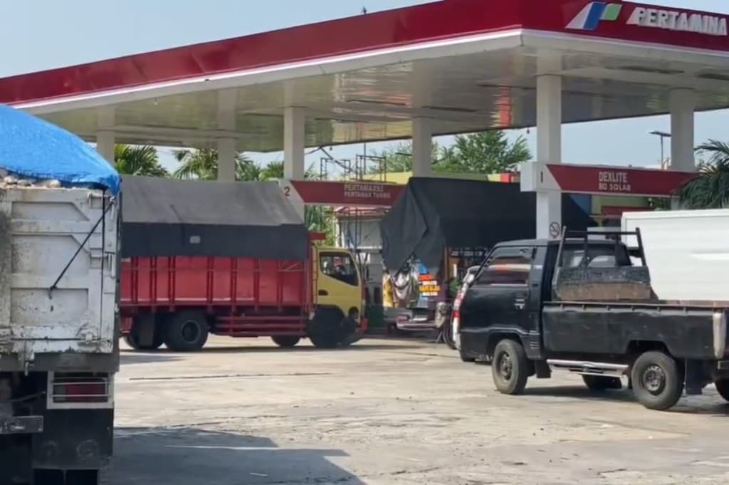 Solar Langka di Tuban, Sopir Truk Antre Berjam-jam di SPBU