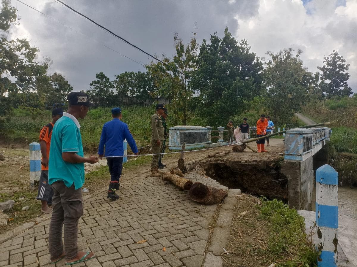 Hujan Lebat di Sekar Bojonegoro, Sebabkan Tanah Longsor dan Kerusakan Jembatan