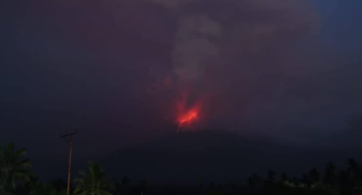 Gunung Lewotobi Laki-laki Meletus Dahsyat, Kolom Abu Tembus 10.000 Meter, Status Awas