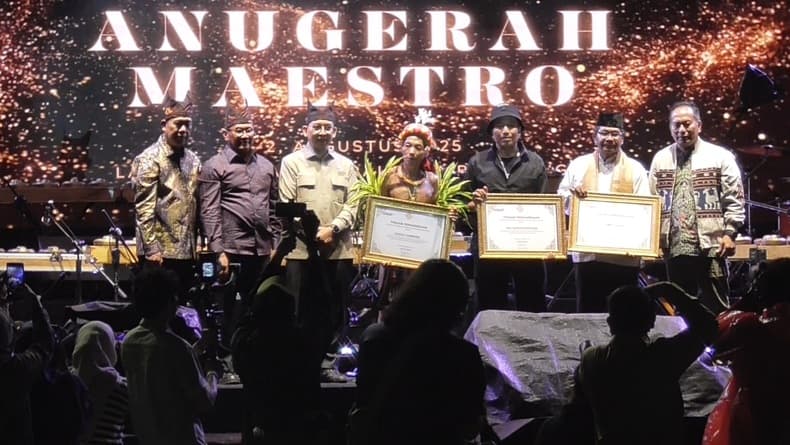 Tiga Maestro Musik Tradisi Sumatera Barat Terima Anugerah Kehormatan di FMTI 2025 Bukittinggi