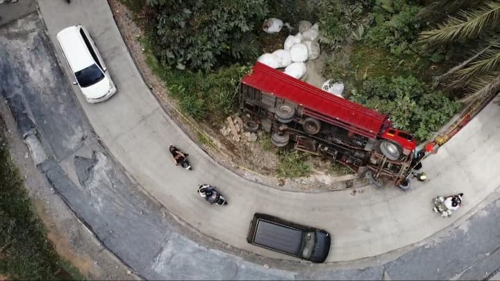 Hindari Pemotor, Truk Semen Terjun ke Jurang di Jalan Lintas Provinsi