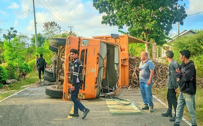 Truk Pengangkut Tebu Milik PT MSM Terbalik  di Patawang, Sopir Diduga Ngantuk Berat