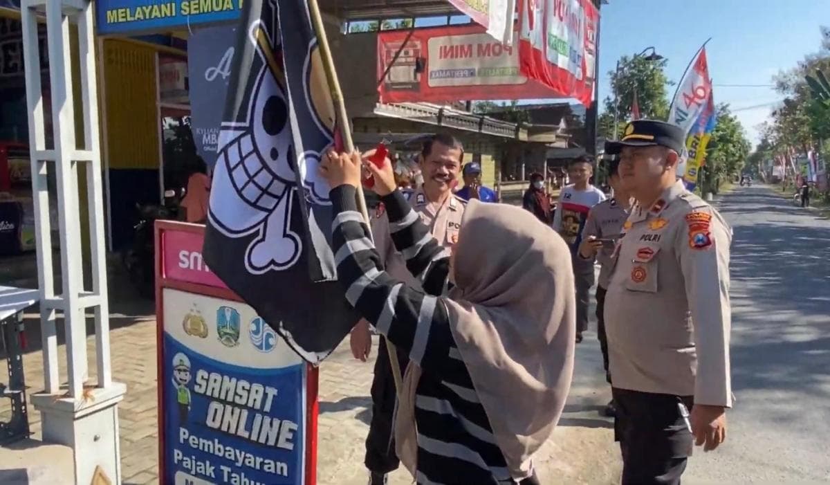 Kibarkan Bendera One Piece, Penjaga Konter Handphone di Ponorogo Diminta Menurunkan